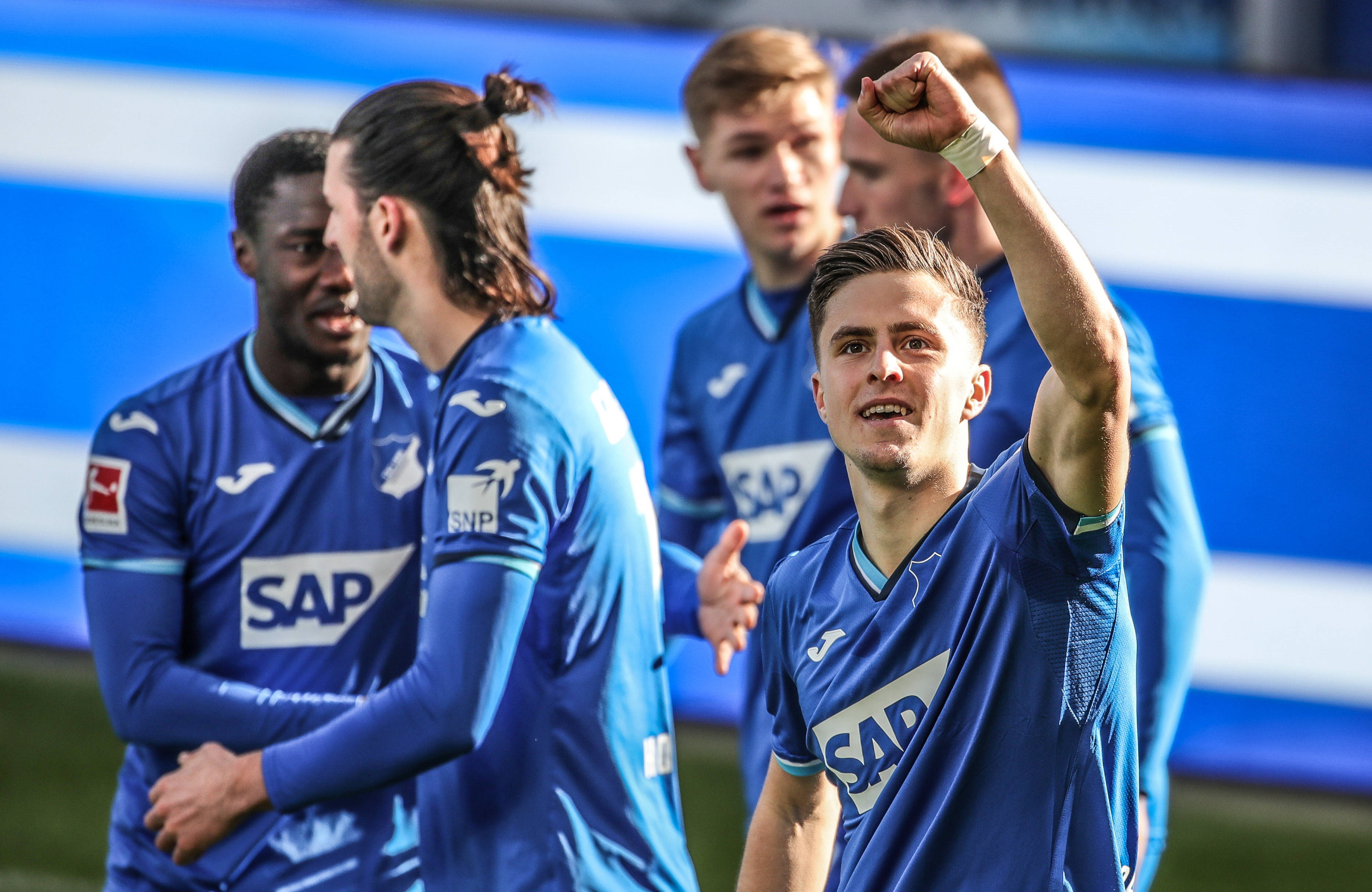 包含AC米兰遭遇葡萄牙登顶，德甲局势紧张的词条