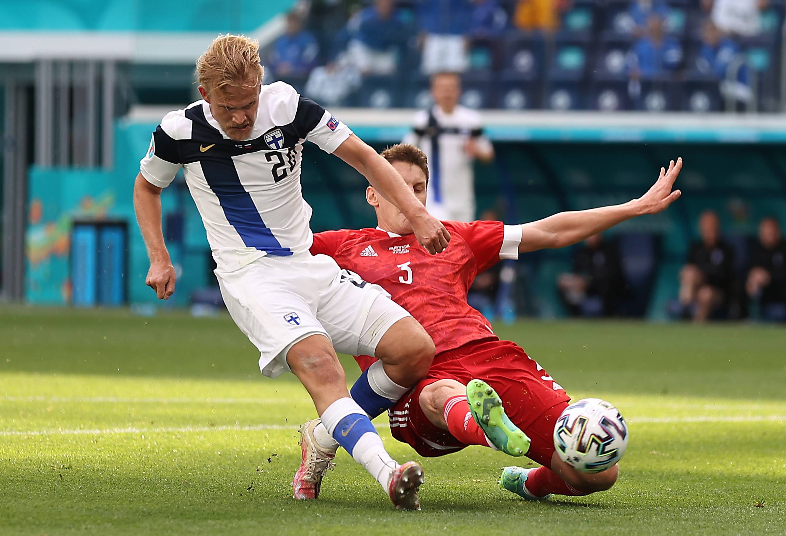 足球赛场上掀起轰动，精彩程度达到巅峰