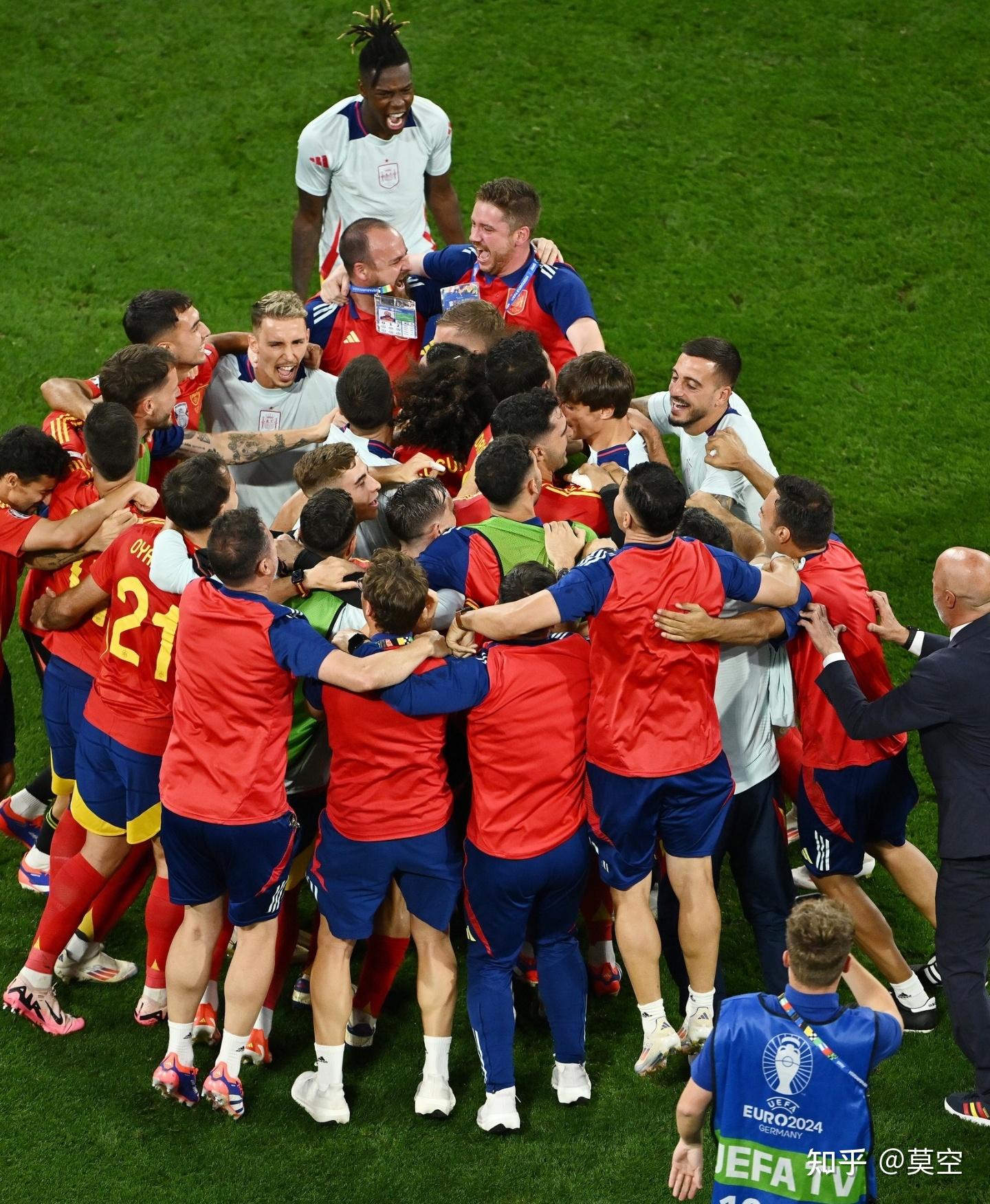 足球赛场上掀起轰动，精彩程度达到巅峰