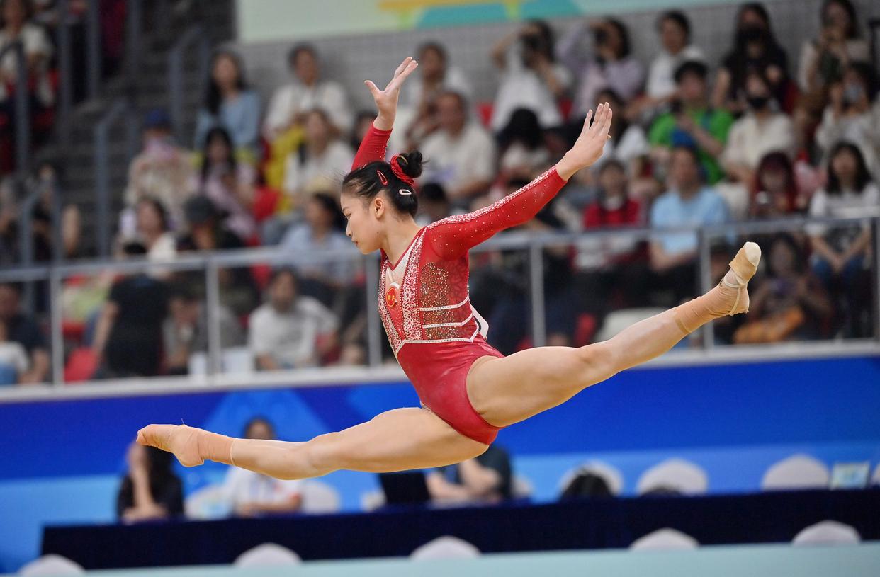 体操选手优雅登场，夺取金牌