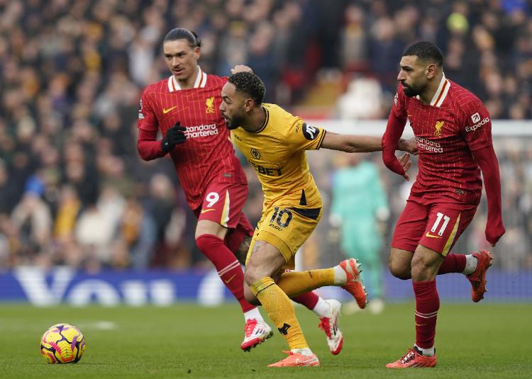 利物浦全队合力作战，击败对手