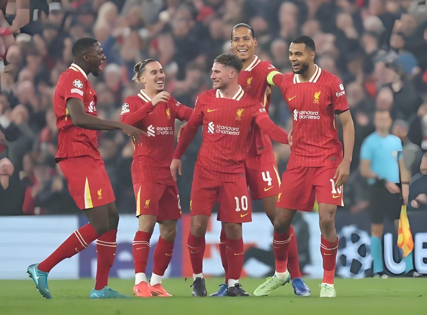 利物浦全队合力作战，击败对手