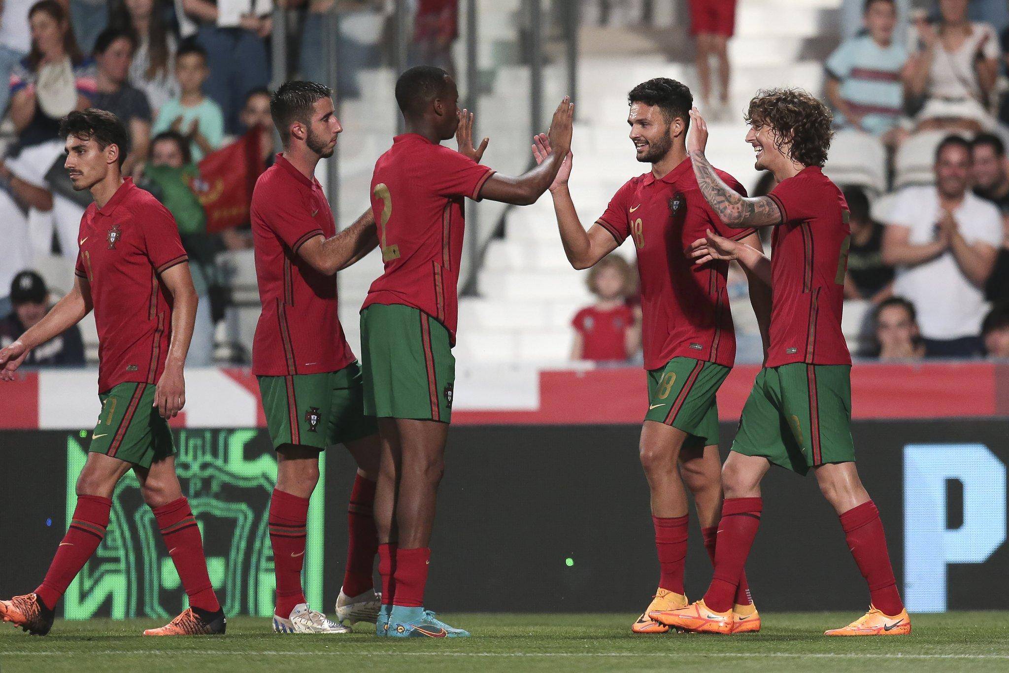 西班牙战胜荷兰，锁定欧预赛小组第二的简单介绍