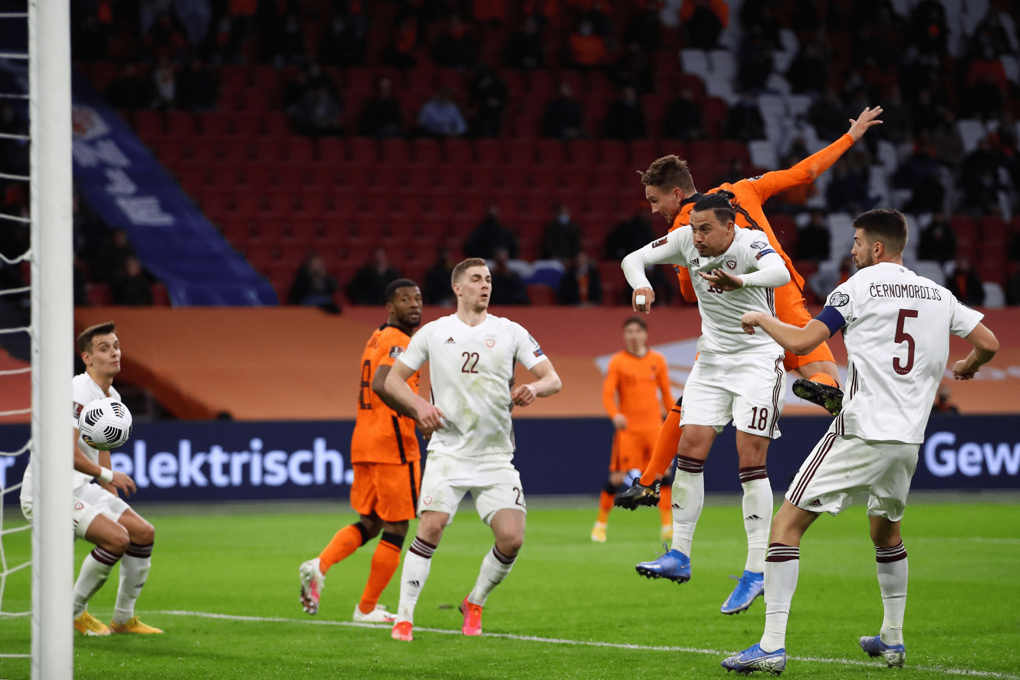 荷兰客场憾负摩尔多瓦，积分暂列小组第二的简单介绍