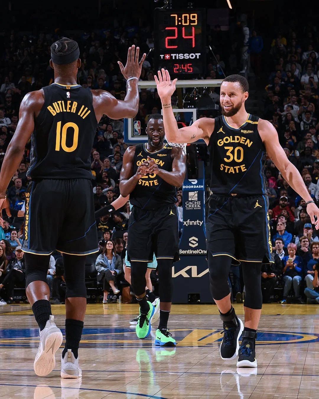 勇士客场击败魔术,继续保持不败 勇士客场击败魔术,继续保持不败