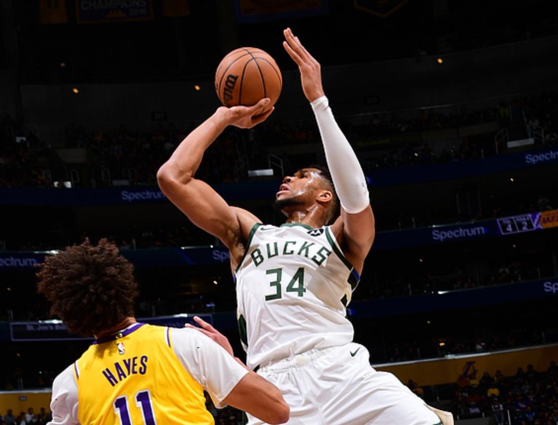 雄鹿逆转湖人，米德尔顿绝杀获胜