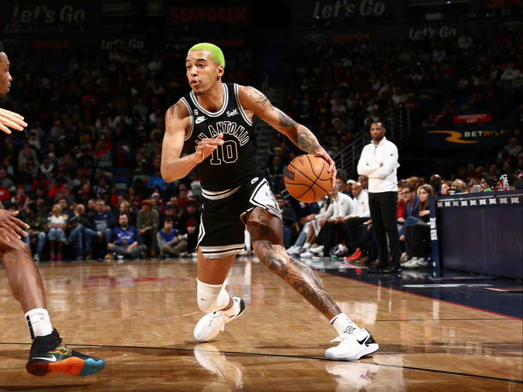 马刺大胜骑士,帕克砍24分 马刺大胜骑士,帕克砍24分