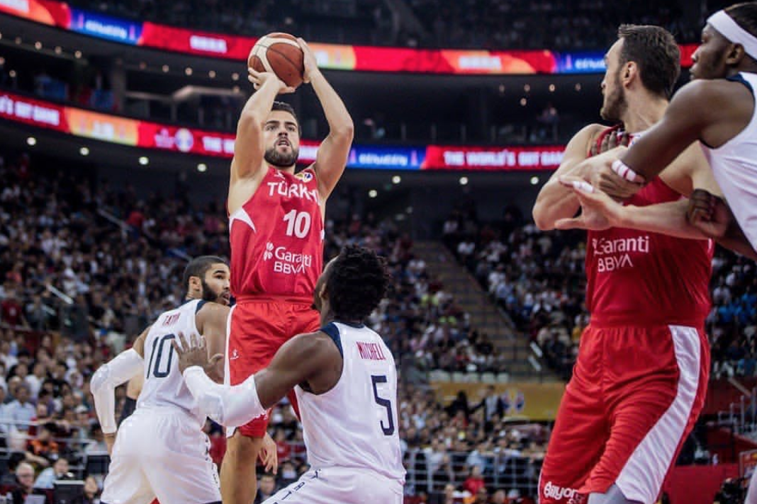 关于美国网球队险胜澳大利亚网球队，费德勒完成帽子戏法的信息