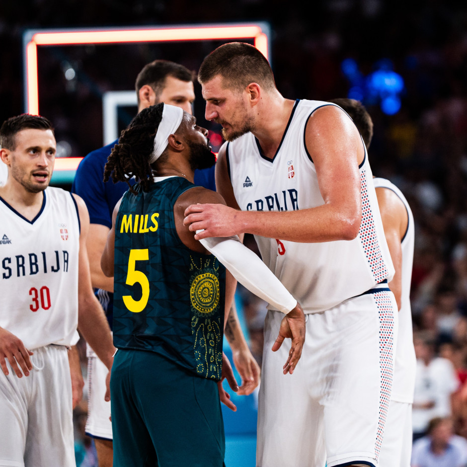 惊天逆转！足球战队挺进四强