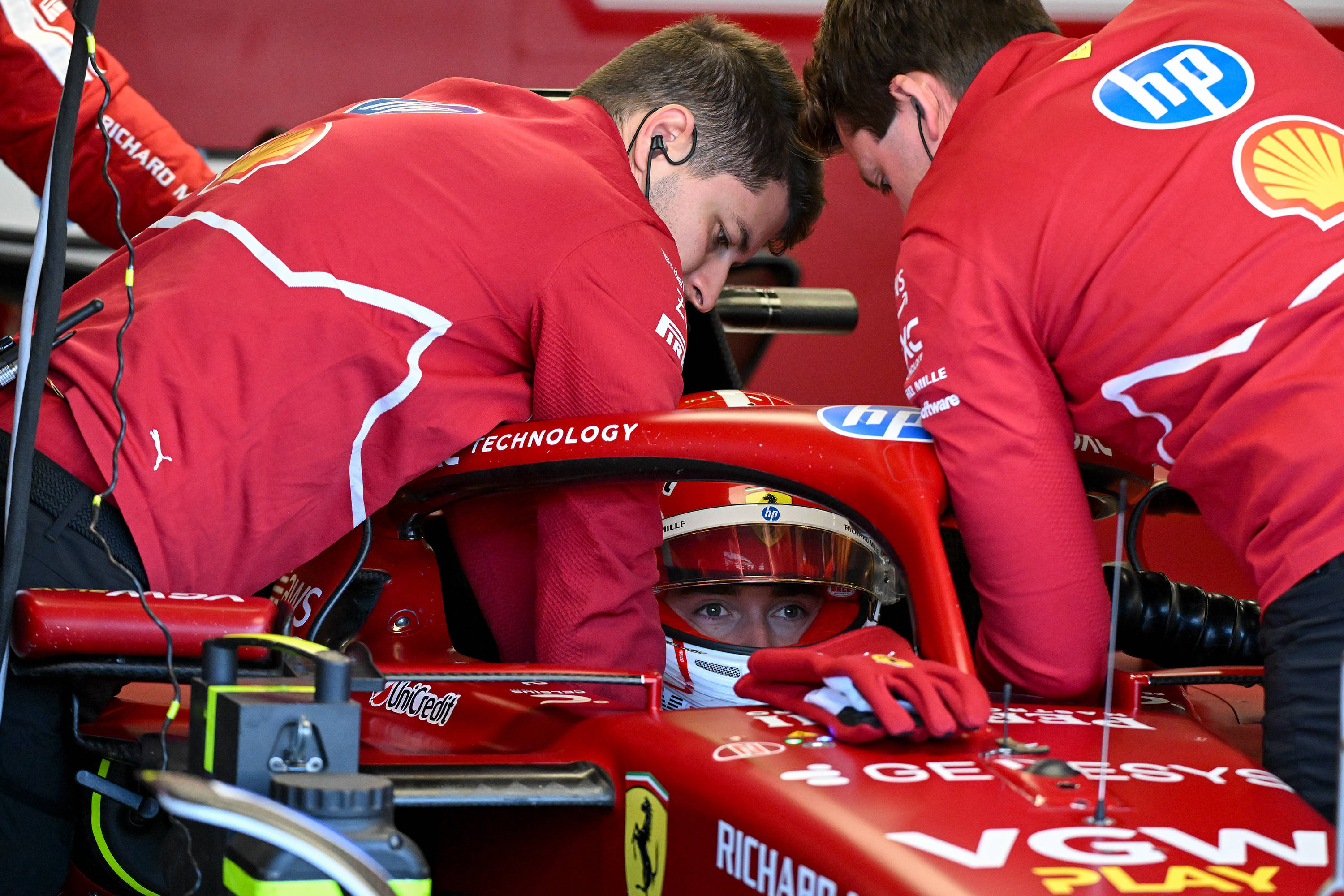 包含红牛二队力克红牛车队，汉密尔顿扛起全队的词条