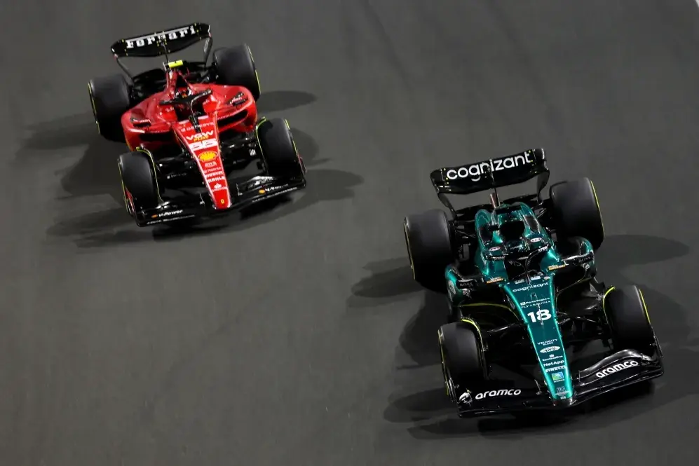 阿斯顿马丁绝杀雷诺车队，塞恩斯带队取胜