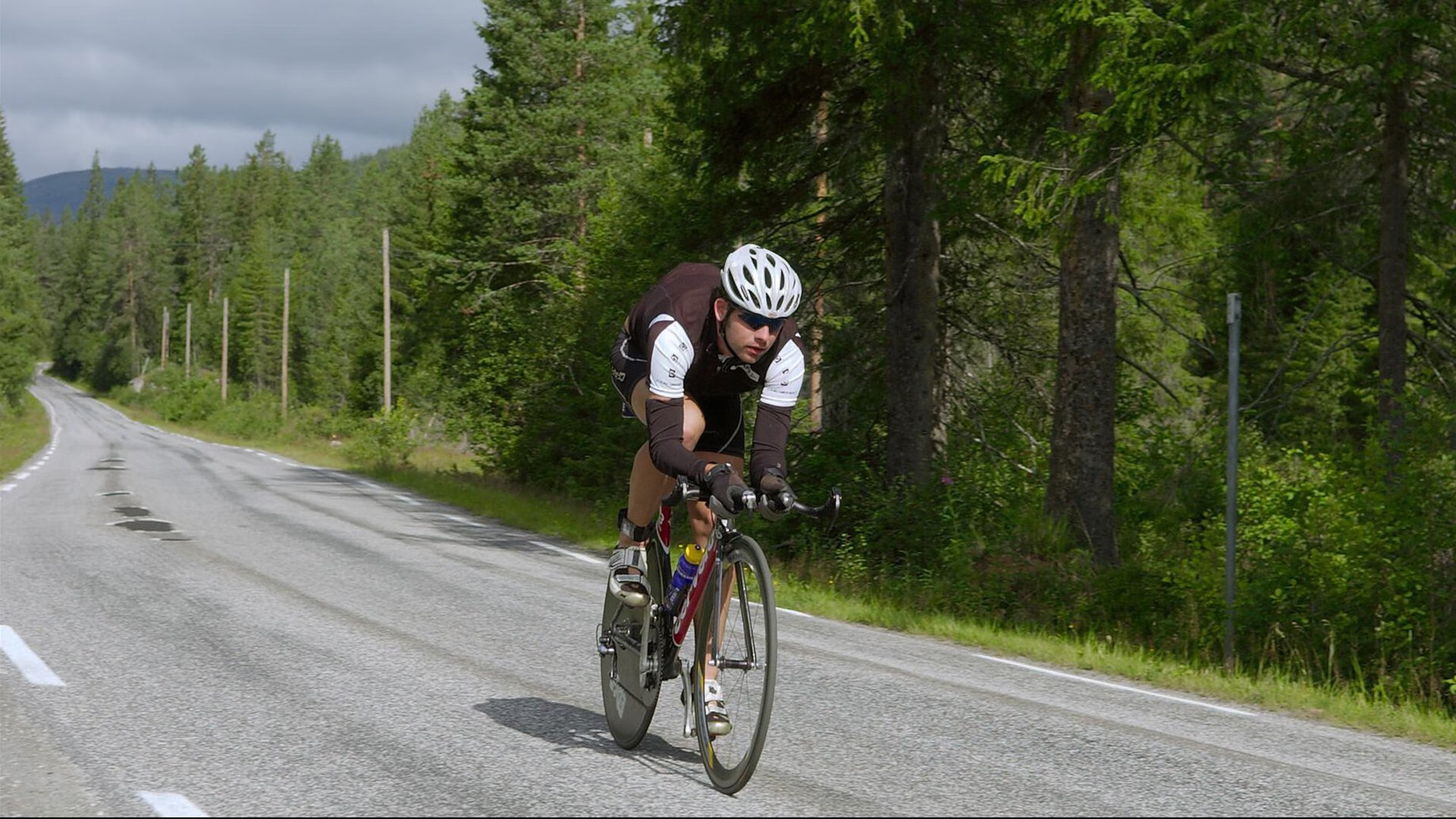 冰火之战，爱德华兹40分熔铁壁，深圳血性撼上海